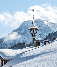 Bauernhaus in den Bergen im Winter im Pillerseetal